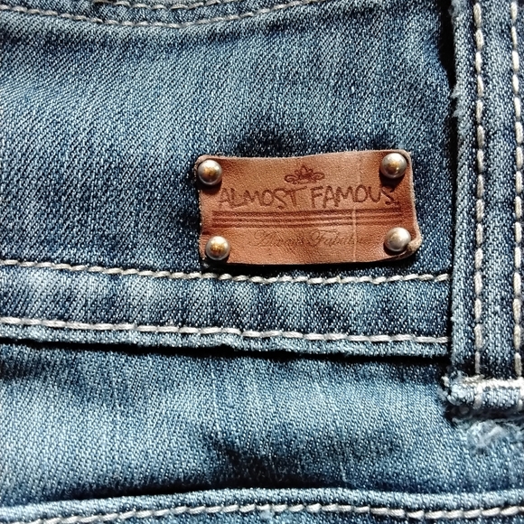 SALE. Almost Famous - Well-loved Skinny Jeanz - Picture 4 of 7
